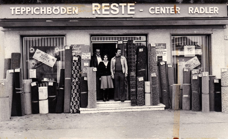 Firmengründer Franz Radler (rechts) kurz nach der Eröffnung im Jahr 1977